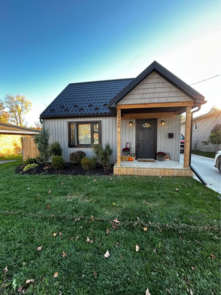 Front exterior of 726 Elma St W